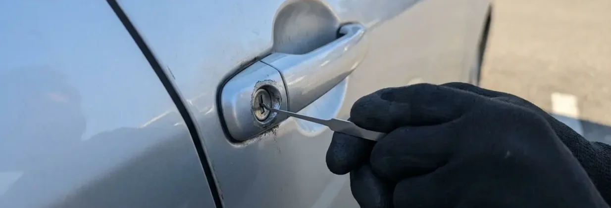 Professional_unlocking_car_202604141103